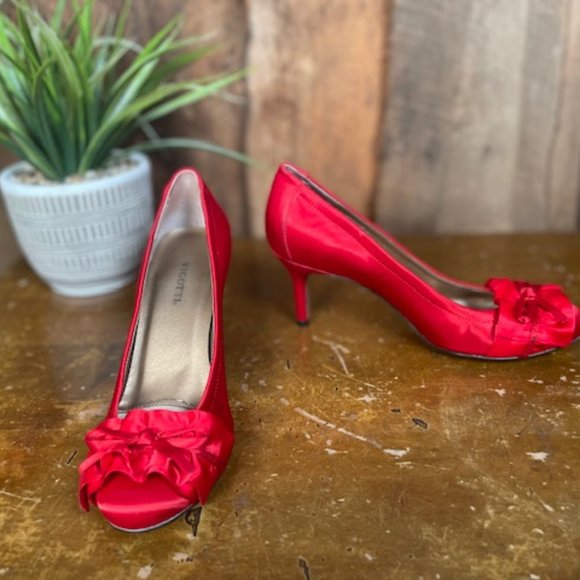 Vigotti Red Satin Pump -- Size 6 Narrow - Picture 6 of 11